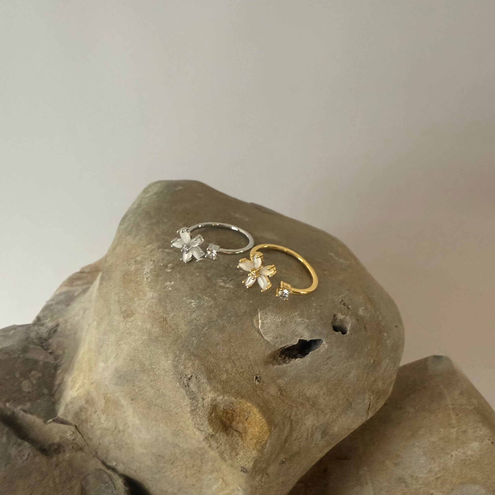 Anillo Flor Circonia Blanca