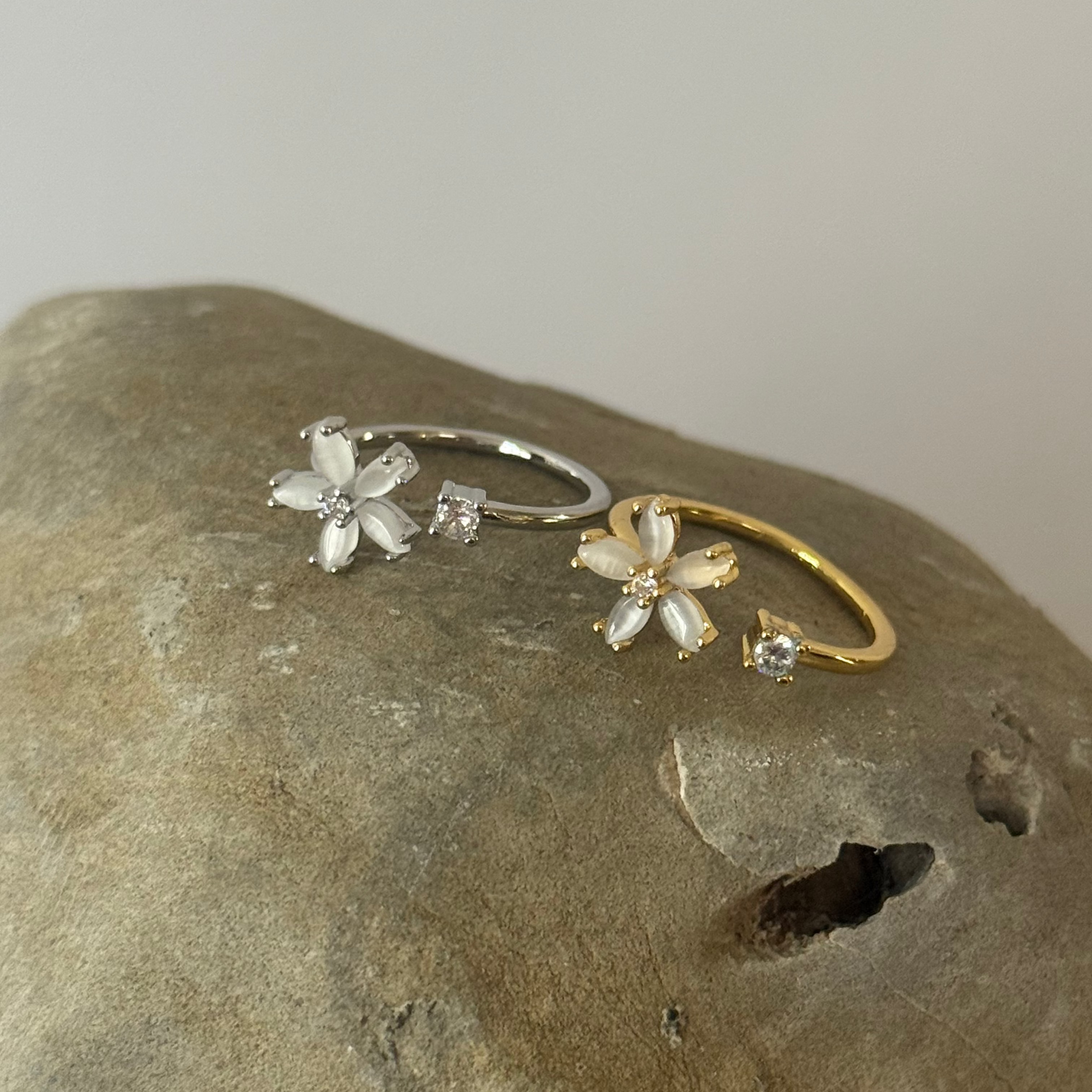 Anillo Flor Circonia Blanca